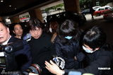 高清图：米雪出席尹志强葬礼 悲伤过度需亲友搀扶