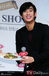 组图：韩星金秀贤参加活动 黑西装尽显绅士风度