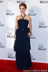 组图：娜塔丽优雅亮相春季舞会 与夫携手秀恩爱