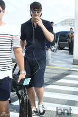 组图：2AM郑珍云TEEN TOP现身机场赴美公演