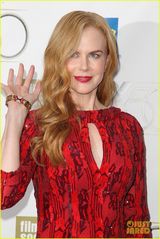 组图：基德曼携夫出席新片首映 红裙亮相尽显高贵