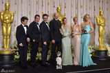 高清组图：奥斯卡后台获奖众星举金人光彩照人