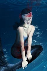 组图：韩丹彤将发新歌 水底拍摄唯美封面照