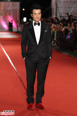 组图：林心如优雅亮相金钟红毯携手李铭顺