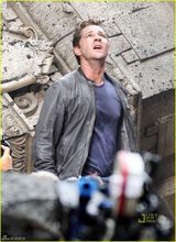 幻灯图集：《变形金刚3》热拍 主演拉博夫上下翻飞