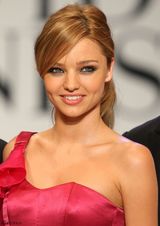 高清组图：奥兰多女友米兰达-可儿走秀 笑容甜美