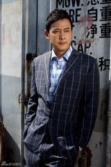 组图：邱心志何明翰联袂拍写真 帅气型男各秀魅力