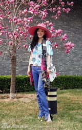 组图：霍思燕早春街拍粉帽清透轻松自在