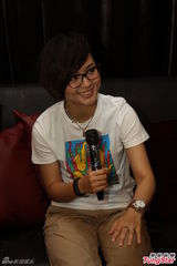 组图：周笔畅穿白T干练签售 受访腼腆露娇笑