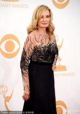 组图:《美国怪谭》杰西卡-兰格亮相艾美红毯