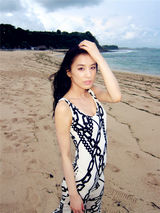 高清图：黄圣依国外拍片享美景 长裙摇曳身姿曼妙