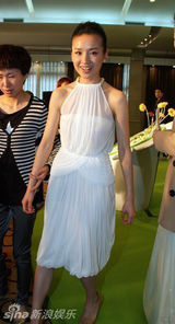 幻灯图：董洁为人母清纯依旧 盛赞老公：他比我优秀 