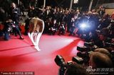 组图：女星戛纳红毯大秀柔术身体对折