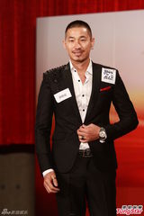 高清图：2012亚洲先生首次面试 泳裤示人奇招尽出