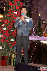 组图：郭富城享受秀肌肉 单身圣诞节与妈妈度过