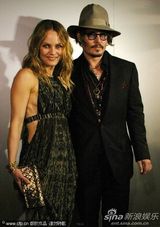 幻灯图集：约翰尼-德普夫妇现身戛纳秀恩爱