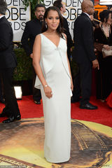 组图：金球红毯凯拉-华盛顿挺大肚 证实已怀孕