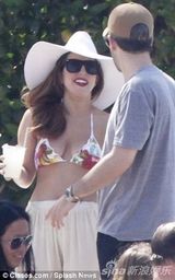 组图：LadyGaga甩30磅赘肉 度假比基尼秀八字奶