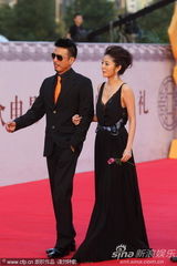 组图：《给野兽献花》亮相百花红毯 安以轩秀乳沟