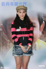 组图：张柏芝靓装青春动人 妩媚辣妈现场秀钻戒