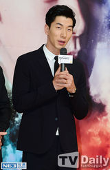 组图：张亮演韩剧牵手朴海镇 李钟硕黑西装帅气