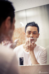 组图：郑嘉颖居家写真自然随性别具魅力