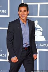 组图：格莱美红毯群星纷纷亮相星光熠熠