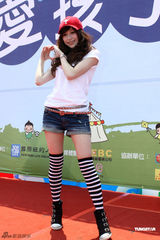 组图：王心凌撇绯闻做公益 带小朋友开心过节