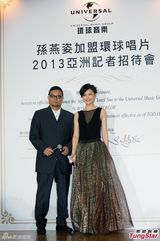 组图：孙燕姿签约环球 透视装露事业线