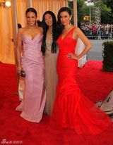 阿尔巴金色长裙赛缪斯 老牌美女波姬-小丝拄拐(图)