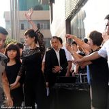 组图：孙俪现身沈阳引骚动 现场发飙挥手斥保安