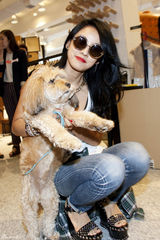 组图：李孝利牵爱犬亮相 复古眼镜黑发红唇性感