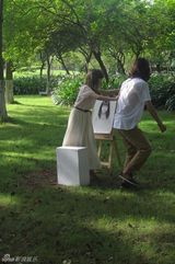 组图：琳琳拍MV羞涩献初吻 为男主角画卡通像