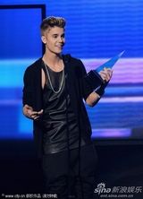 组图：比伯获奖开心熊抱老妈 演出随性抓裤裆