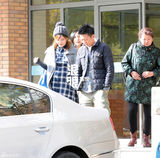 组图：前超女唐笑“有馅”产检 老公婆婆齐陪同