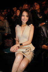 组图：高圆圆“梅花弄”亮相时装周 掀起“中国风”