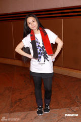 幻灯图集：Twins为个唱彩排 陈伟霆容祖儿探望加油