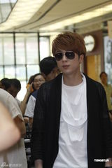 组图：韩星李在元签唱 全场戴大黑超