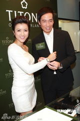 组图：陈豪携女友助阵商业活动 羞涩不敢牵女方手