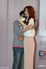 高清组图：田馥甄上海签售 和粉丝亲昵合影无架子