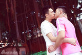 组图：福建首对男同性恋喜庆批红衣拍婚纱将办婚礼