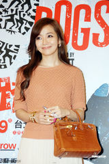 组图：侯佩岑现身台北笑容明媚长裙优雅