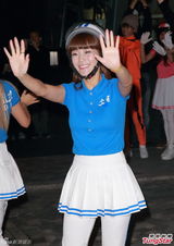 组图：Crayon Pop戴头盔现身握手会 大跳热舞