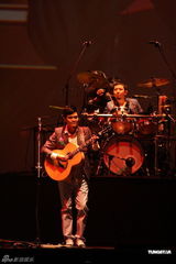 组图：苏打绿台北小巨蛋个唱与张悬温暖互动