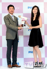 组图：韩星李宝英出席活动性感小黑裙惊艳全场