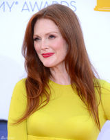 组图：朱丽安-摩尔柠檬色长裙亮相上围丰满