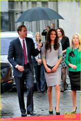 组图：威廉夫妇亮相首映礼 王子为凯特撑伞秀甜蜜