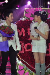 组图：邹凯上电视节目惊喜求婚 陈一冰谢娜微笑祝福