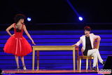 组图：李宇春莫文蔚魅惑合唱 红白玫瑰经典上演