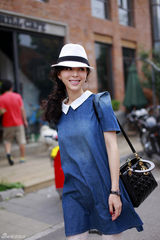 组图：张静初英伦系街拍 初秋牛仔复古风